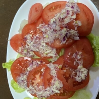 トマトのマリネはさっぱりして大好きです！ちょっと紫玉ねぎを使ってしまったので絵的に違うかもですが、簡単にできて美味しかったです。冷蔵庫で冷やして食べました！